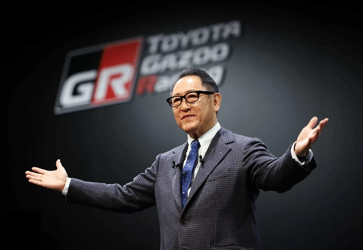 Il mercato dell’elettrico rallenta, Akio Toyoda ne approfitta: “l’avevo detto, non c’è solo l’elettrico”