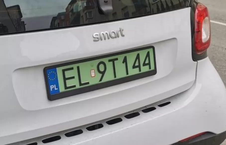 Sapete perchè le auto elettriche hanno le targhe verdi?