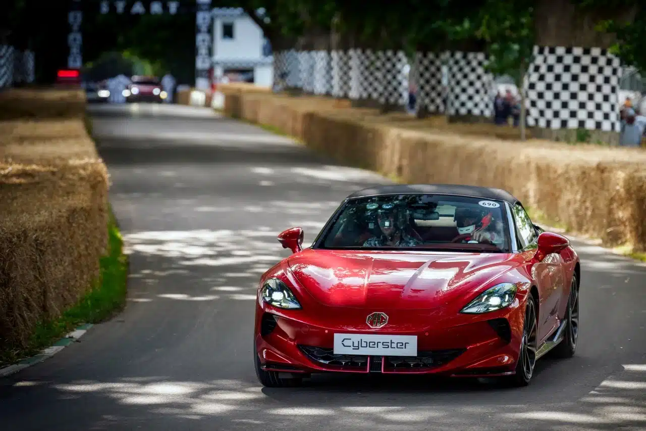 MG Cyberster in anteprima italiana a Milano Autoclassica: l’elettrica cabrio protagonista tra le storiche