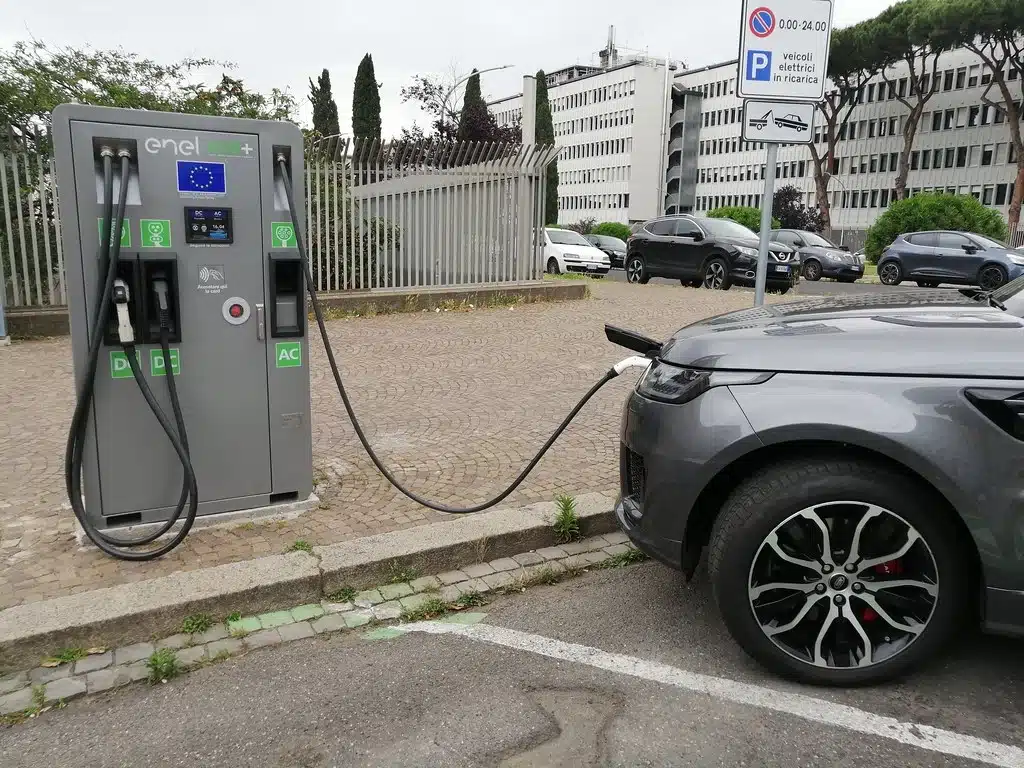 Auto elettriche: i prezzi delle batterie stanno scendendo velocemente