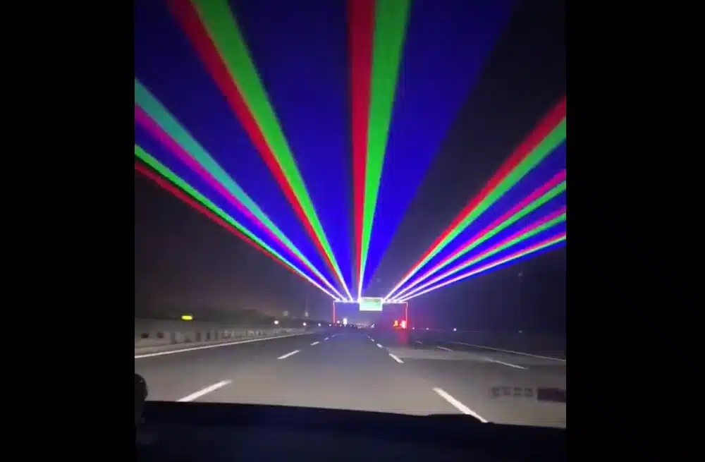 Colpi di sonno in auto? In Cina li combattono con le luci laser [VIDEO]