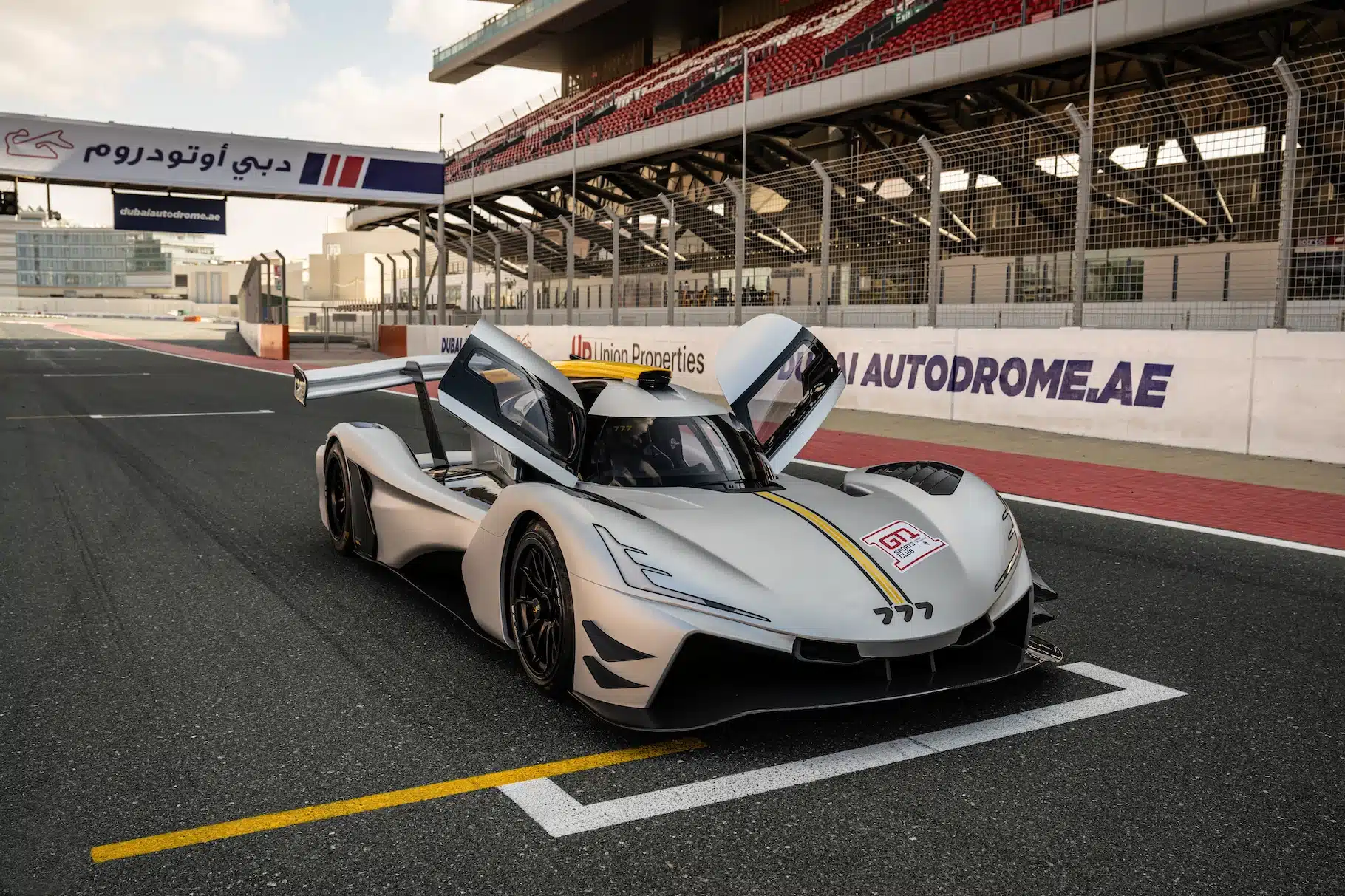 777 Hypercar, continua il tour mondiale: ora stupisce negli Emirati