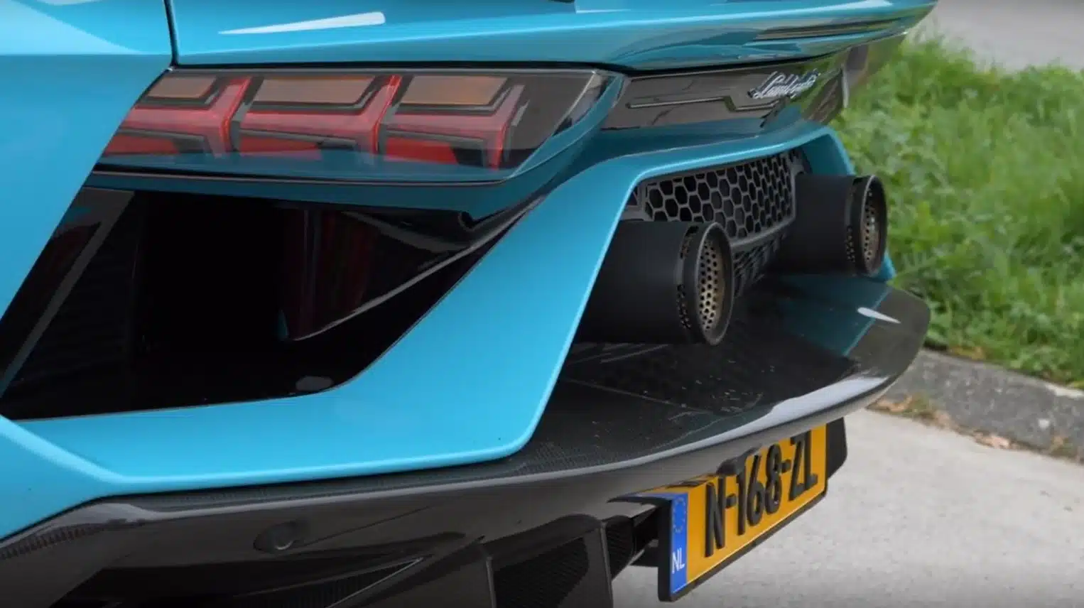 Lamborghini Aventador con scarico aperto: è subito nostalgia [VIDEO]