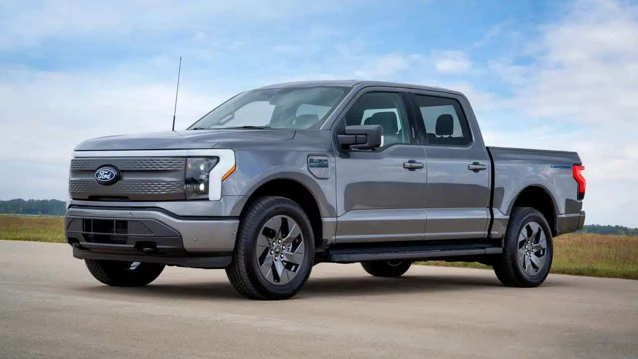 Ford F-150 elettrico: poca domanda, l’Ovale Blu dimezza la produzione