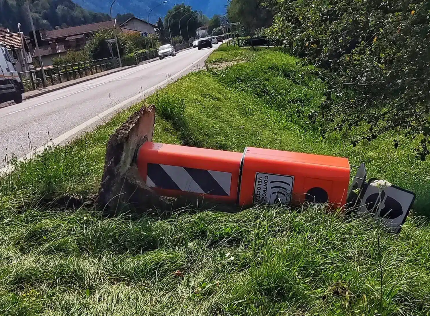 Paradosso dell’Autovelox: conviene distruggerlo se ti fotografa? Sì, ma…