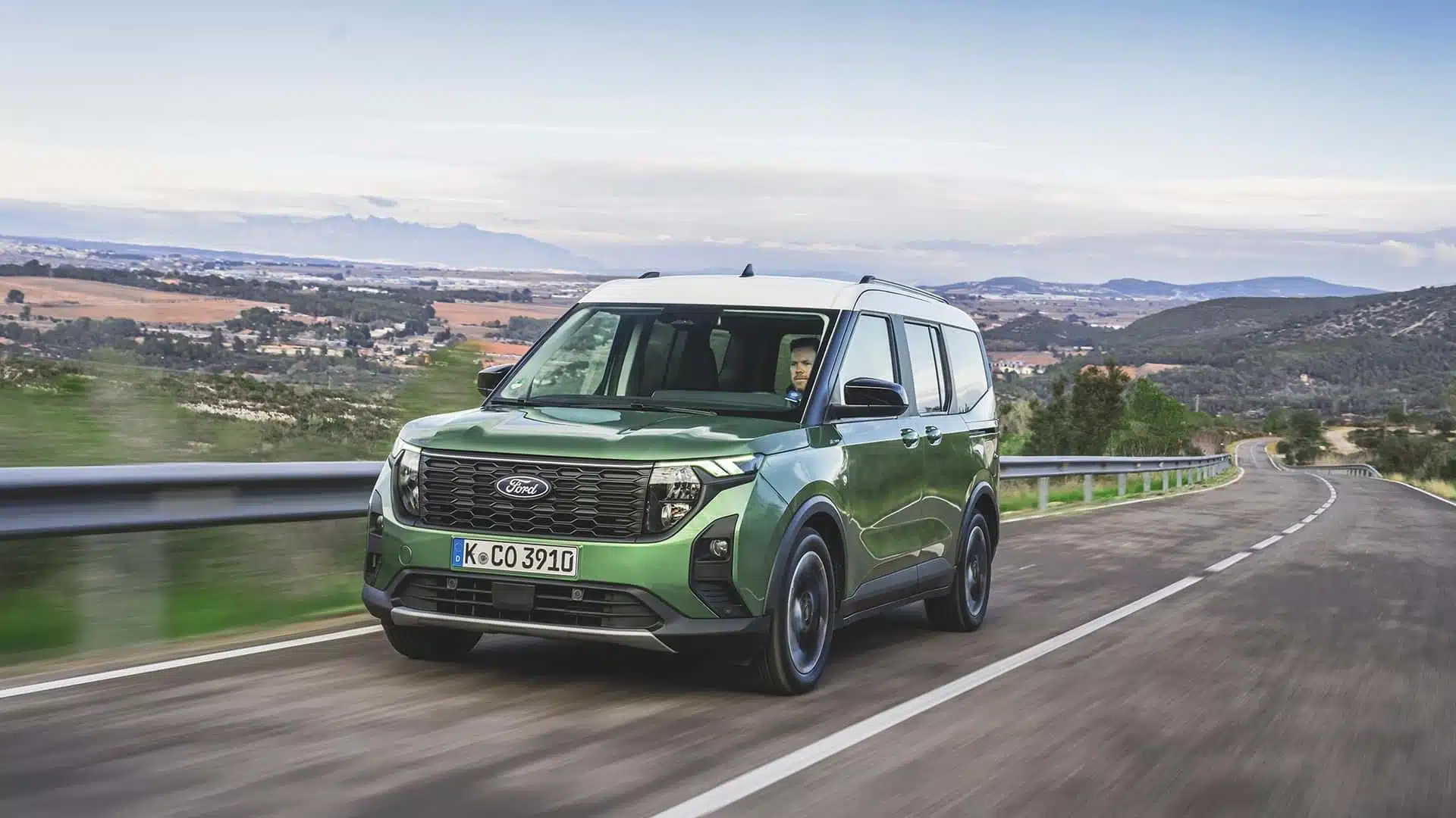 Ford Tourneo Courier 2024: dimensioni, interni, motori, prezzi