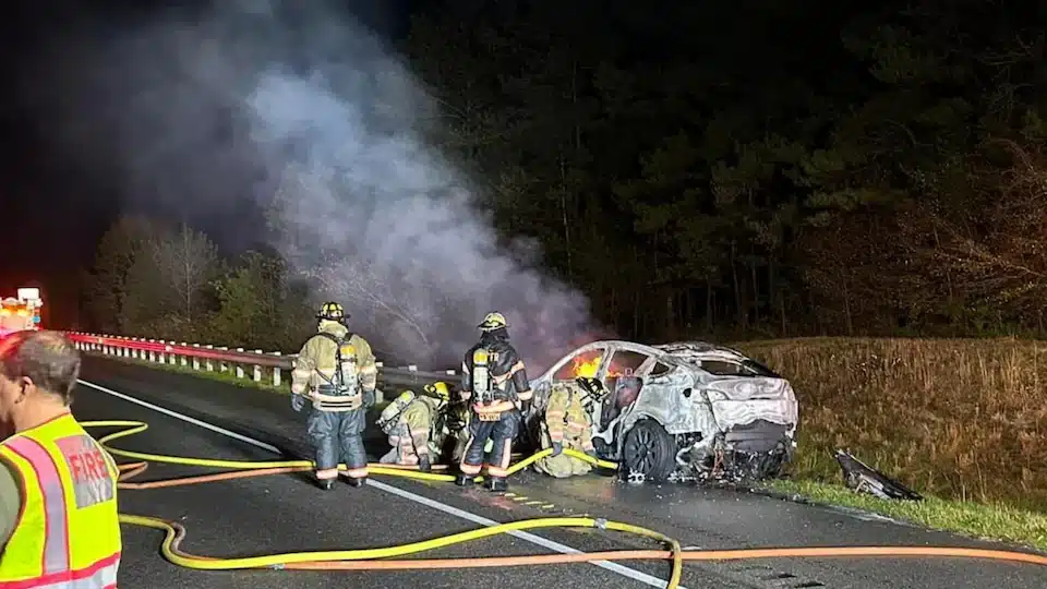 Quanti litri di acqua servono per spegnere una Tesla in fiamme?