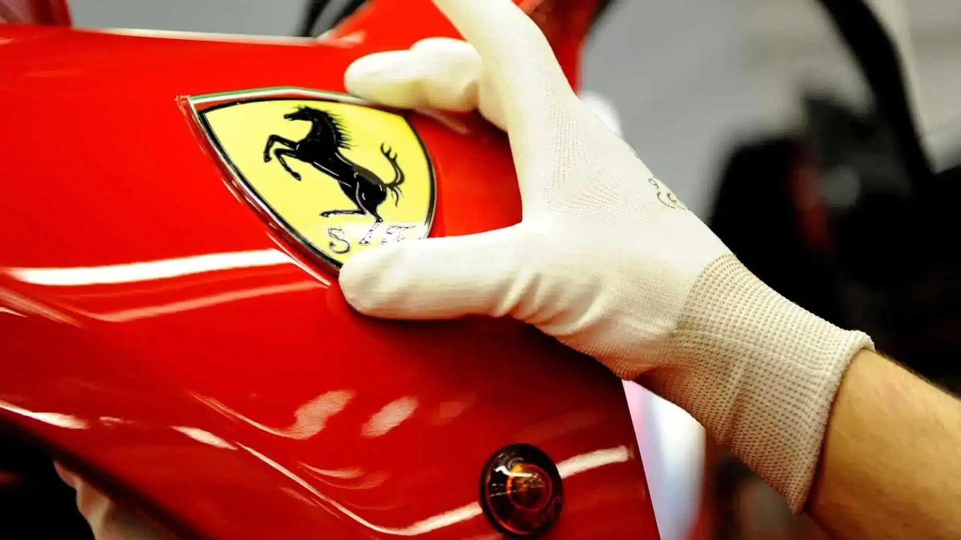 La prima Ferrari elettrica arriva nel 2025: ecco quanto costerà, e non sarà l’unica