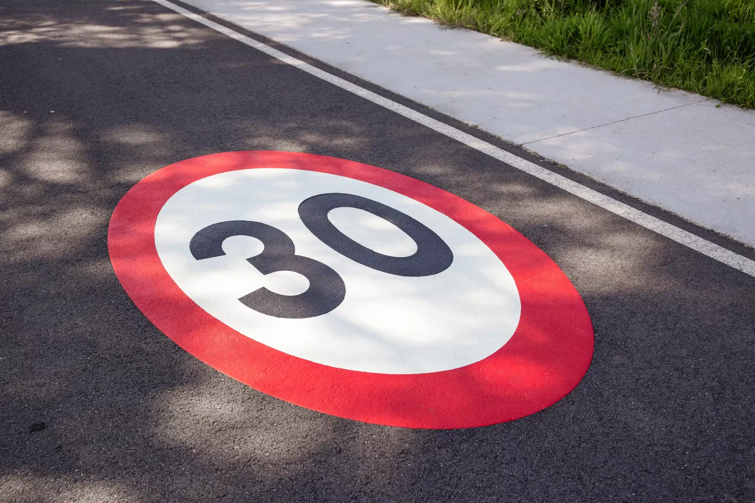 limite di velocità 30 km/h in città dipinto su strada