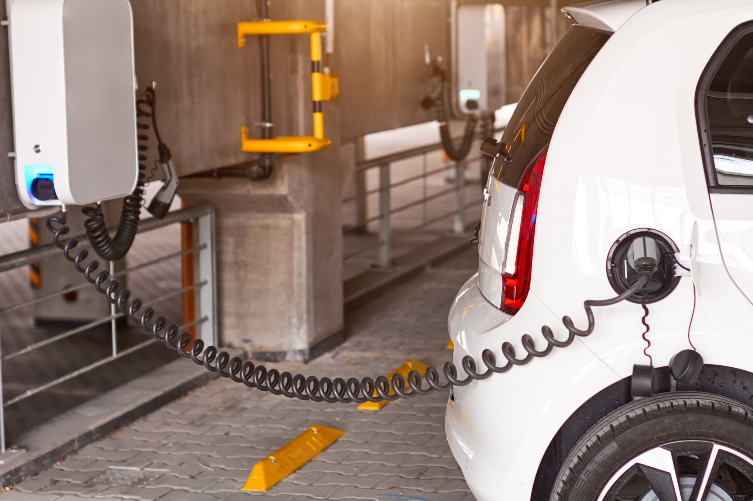 auto bianca in stazione ricarica batterie auto elettriche