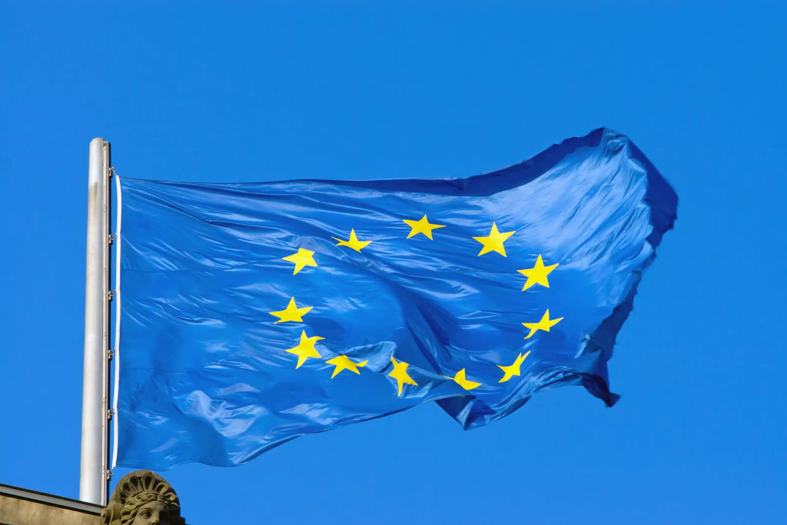 bandiera UE dazi auto elettriche cinesi