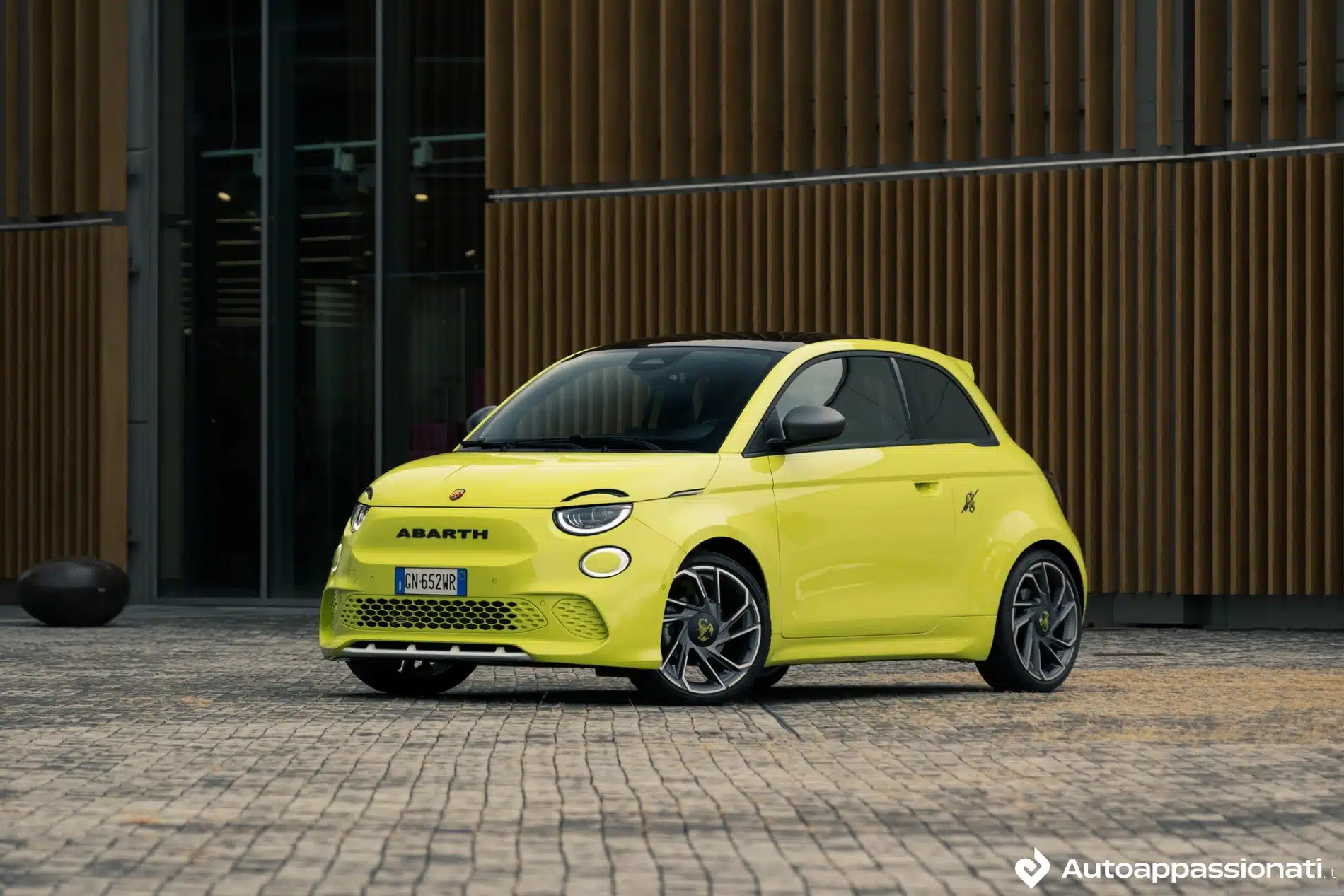 Abarth 500e: la prova su strada dello scorpione che rompe ogni schema