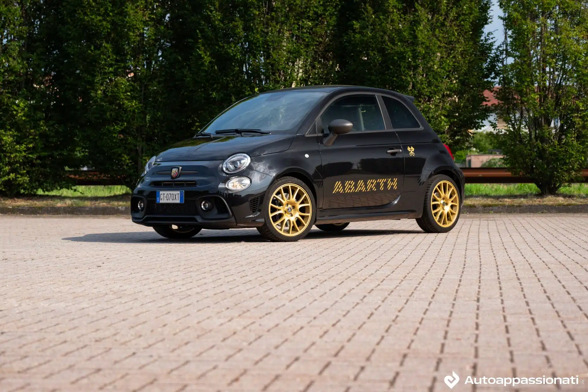 Prova su strada Abarth 695 75° Anniversario: l’ultima con il motore termico è un affare?