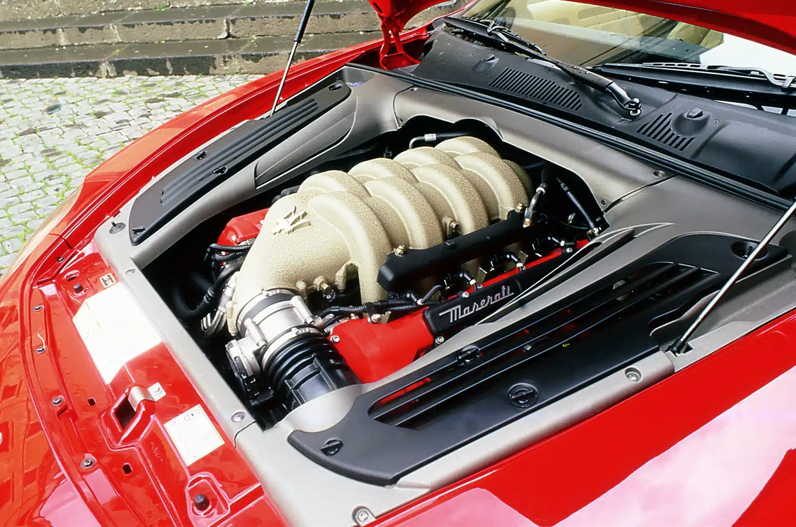 motore v8 maserati coupé