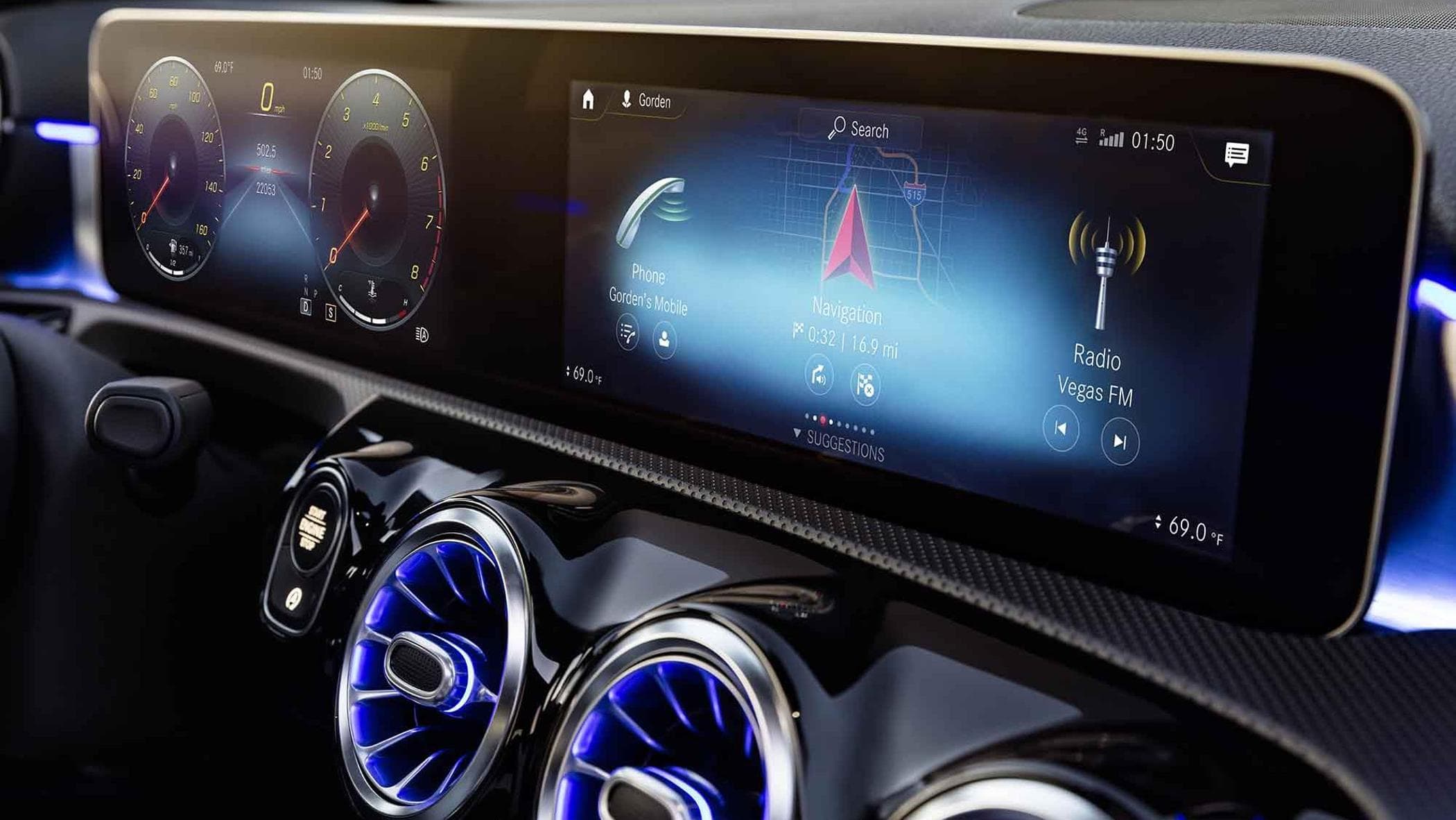 Basta display in auto, gli automobilisti si esprimono con un sondaggio