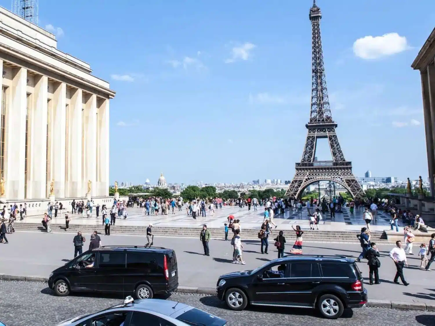 A Parigi più l’auto è pesante più paghi il parcheggio: tariffe folli