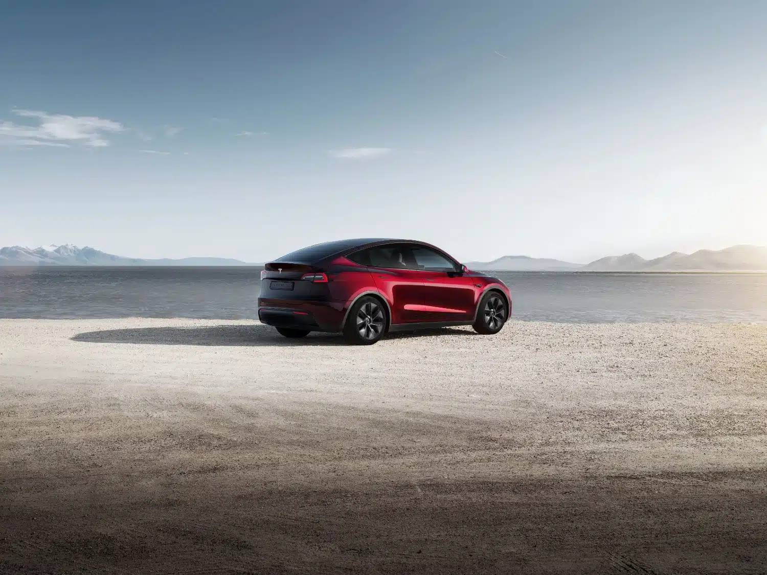 Nuova Tesla Model Y, ora anche a 7 posti. Prezzo e info