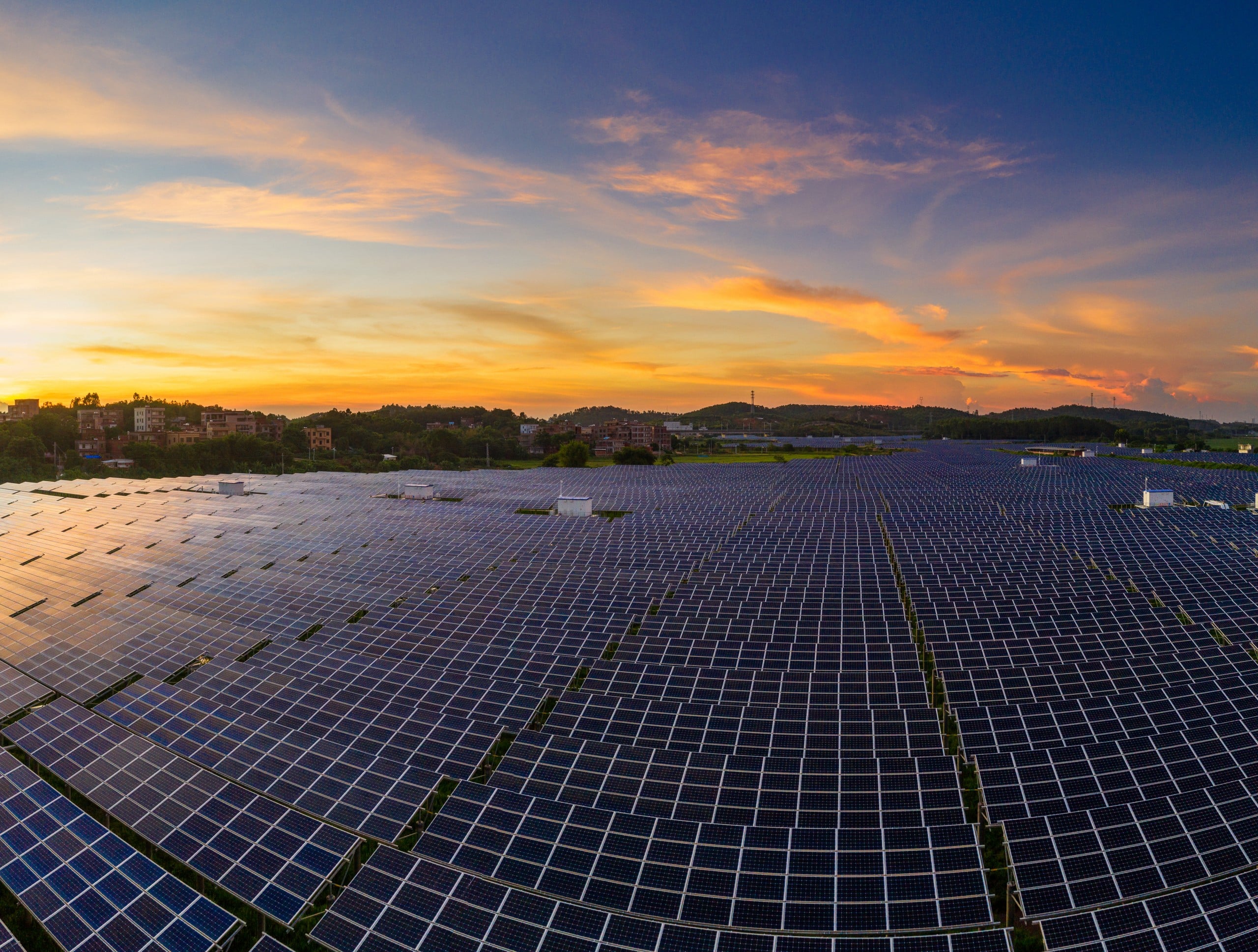 distesa di pannelli fotovoltaici energia solare