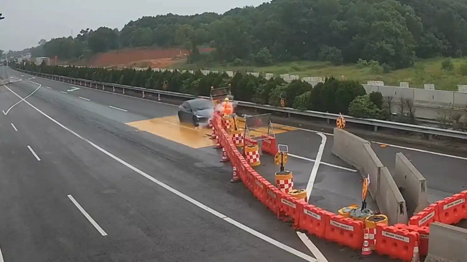 Si schianta con il pilota automatico contro il cantiere: ecco il video dell’incidente