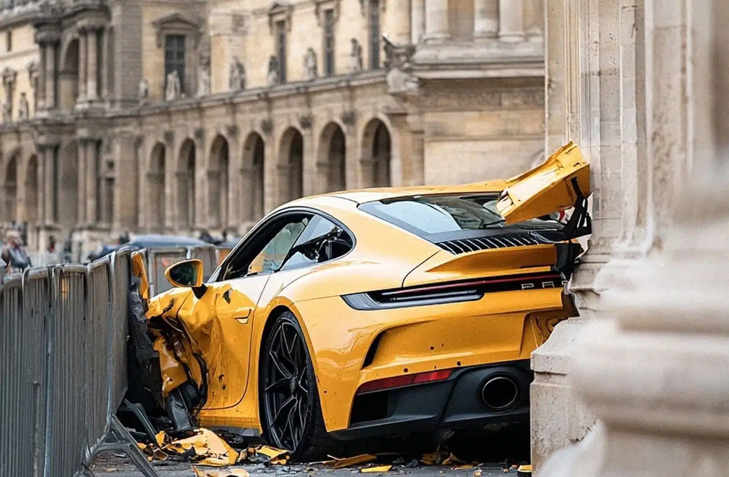 Porsche 911 contro i muri del Louvre, cosa sta succedendo