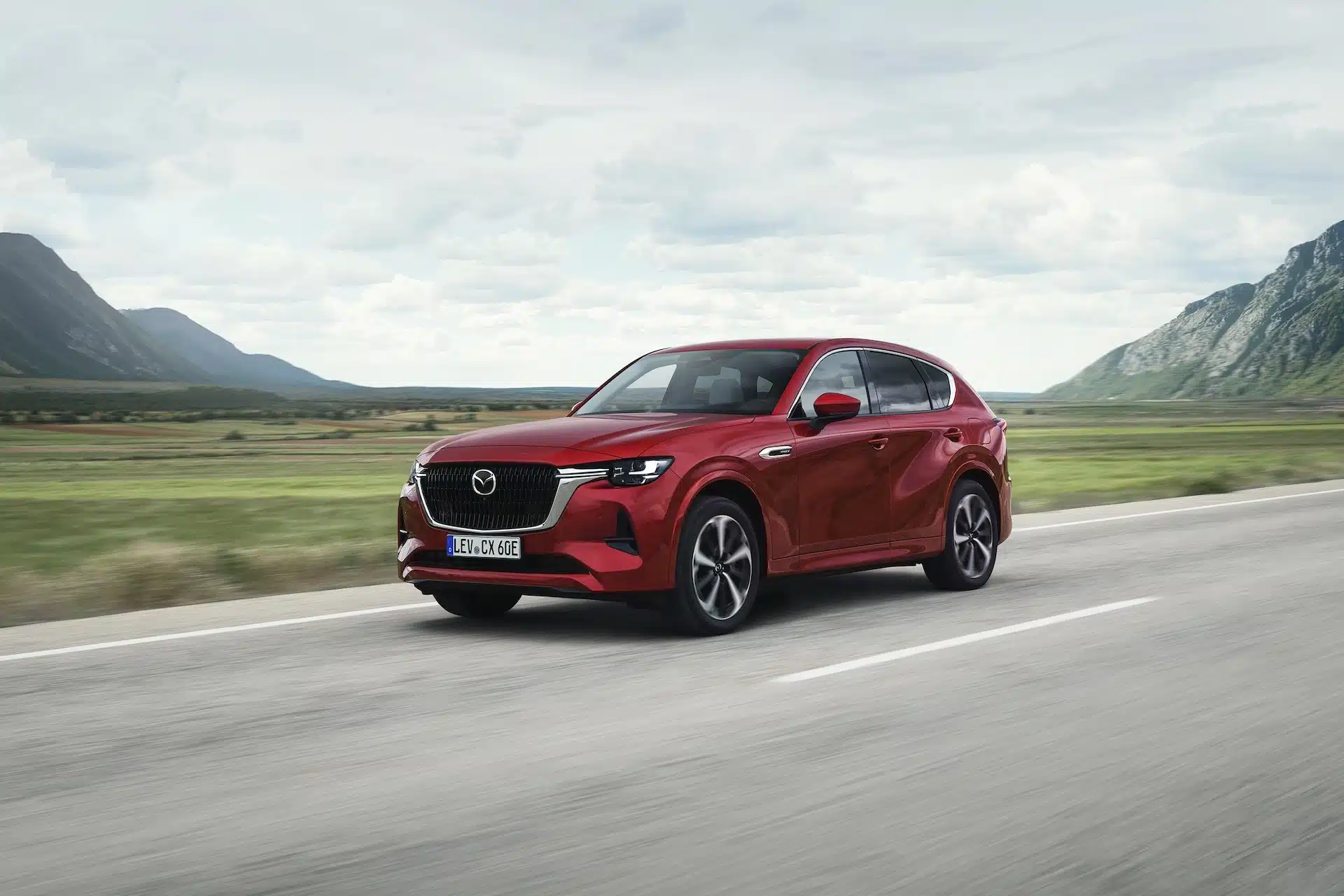 Mazda CX-60 2025, nuovi dettagli interni e un assetto rivisto per il SUV nipponico