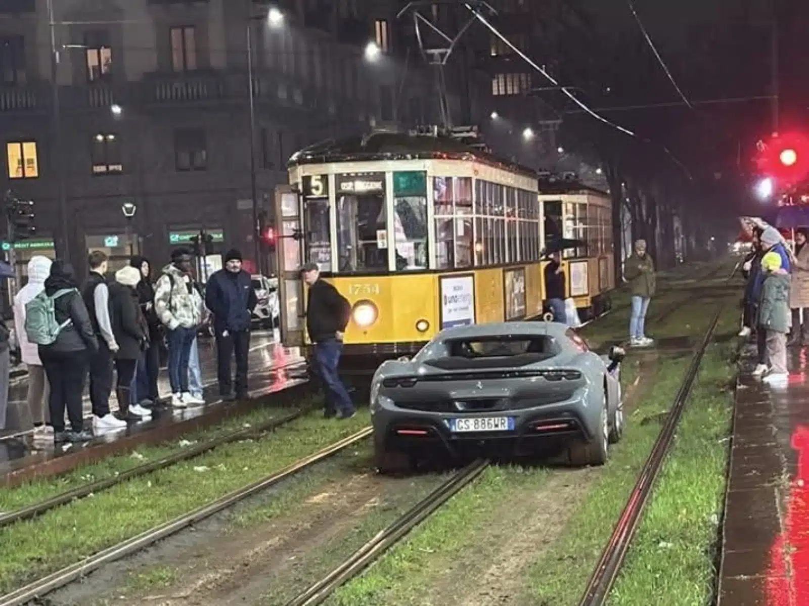 Taglia la fila, ma va sui binari del tram: la scena comica della Ferrari 296